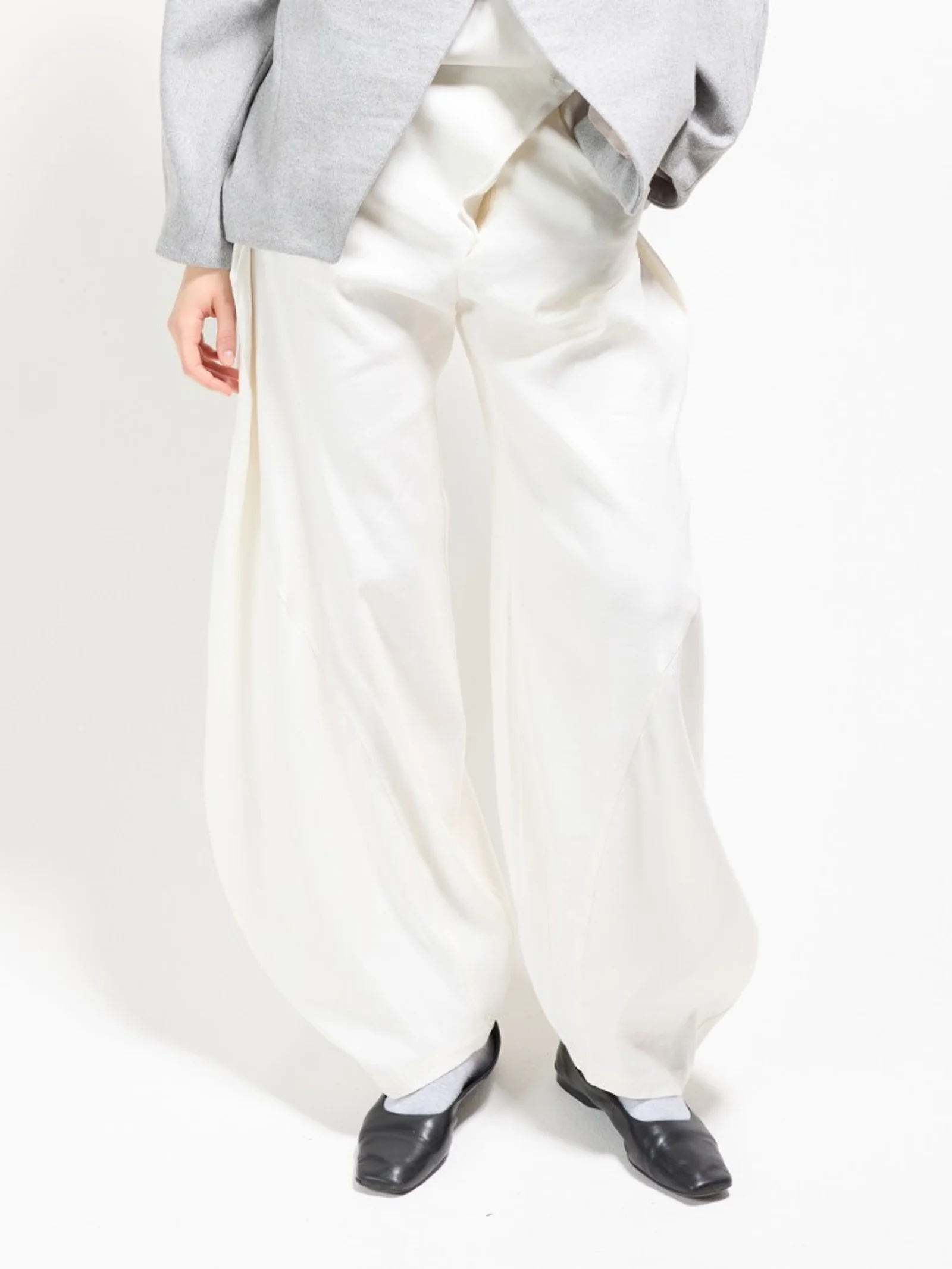 Barrel leg trousers – front view